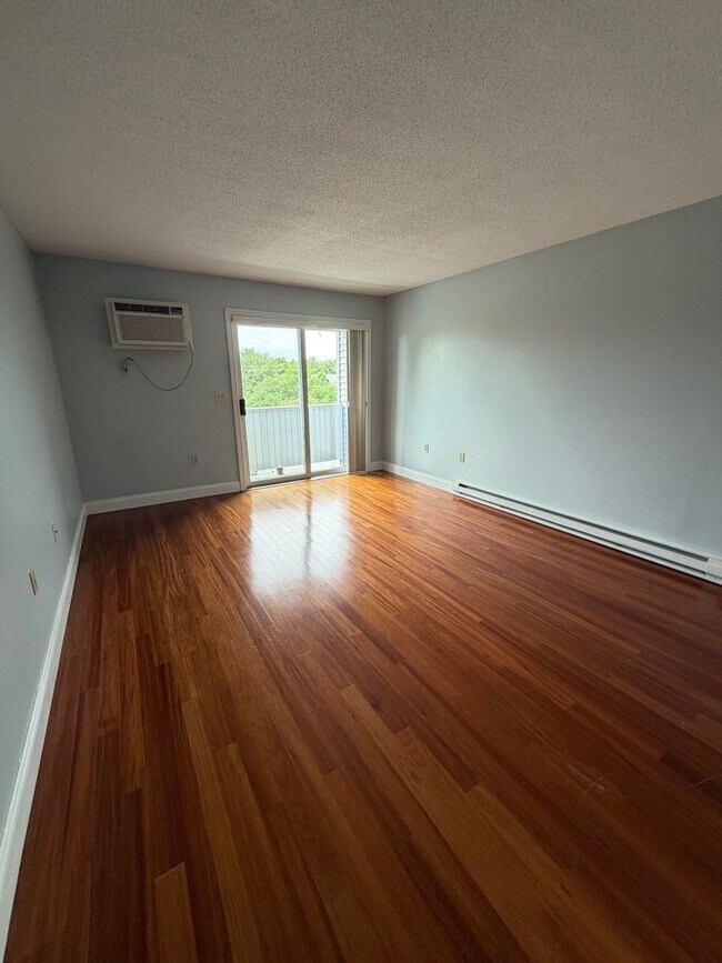 Building Photo - Deer Haven Preserve 2 bed, 1 bath 3rd floor unit