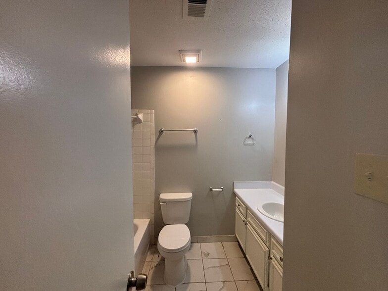 Building Photo - 3132 Rosebay Ln