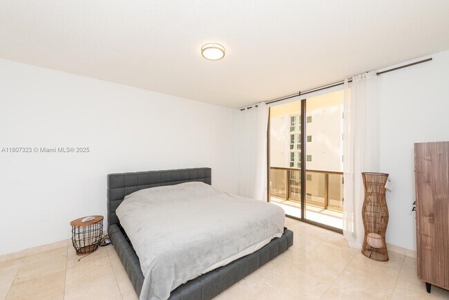 Building Photo - 16275 Collins Ave