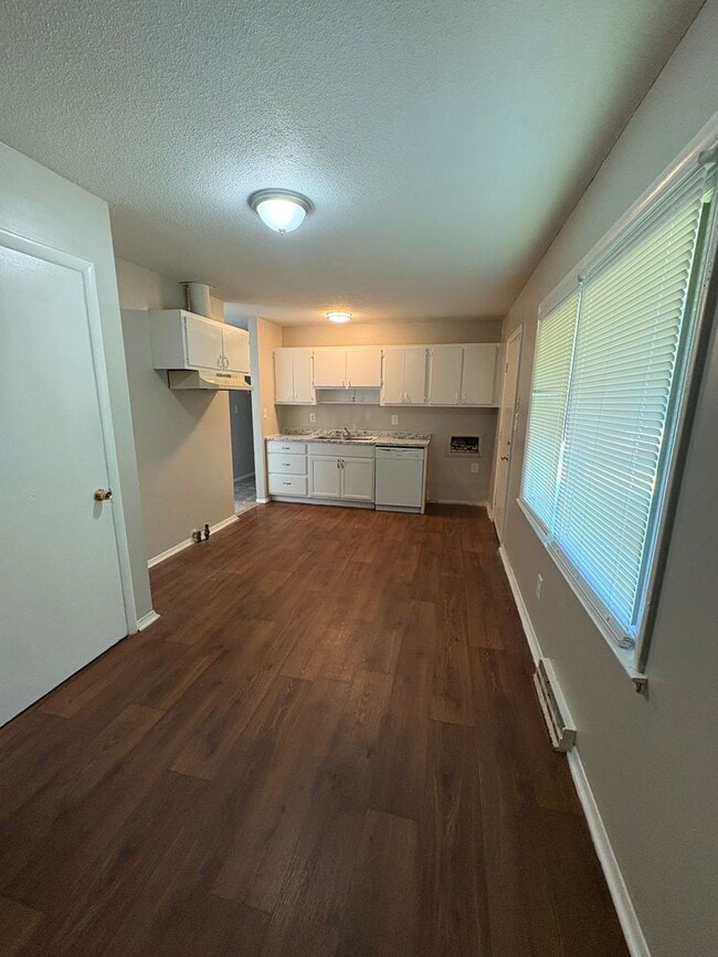 Building Photo - Spacious 3bedroom House  ($500.00 off firs...