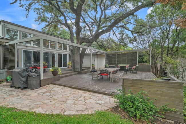 Building Photo - CHARMING 5 BDRM HOME IN CASTLE HILLS!!