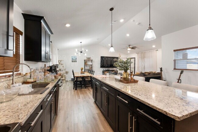 Building Photo - 902 W Alsobrook St