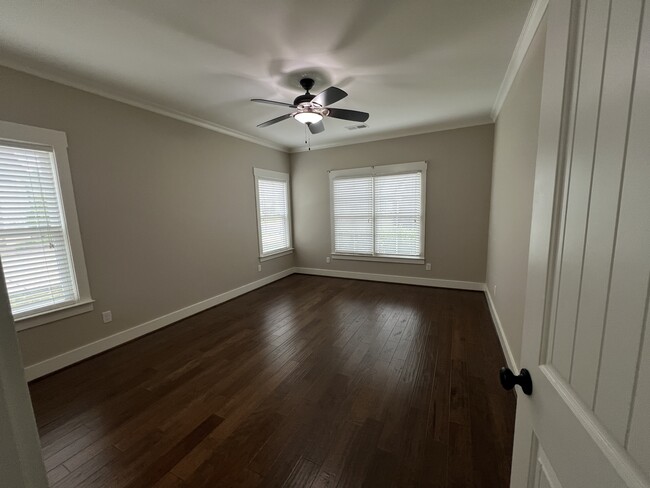 Building Photo - 5849 Longview Ln