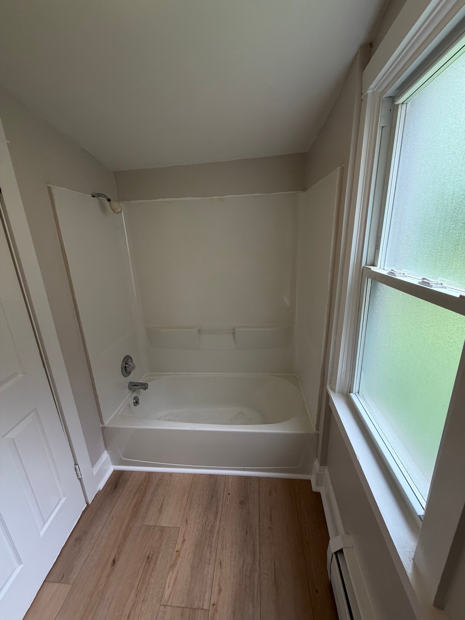 1st Floor Full Bathroom - 654 Poplar St