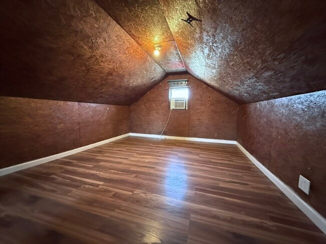 Building Photo - 114 Oak St