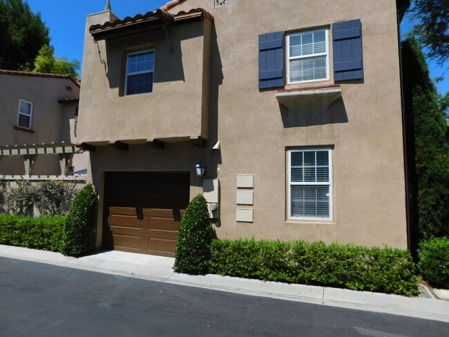 Building Photo - Beautiful detached home in Quail Hill. 2 M...