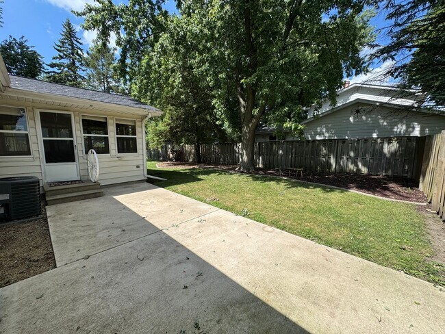 Building Photo - 209 W Royal Dr
