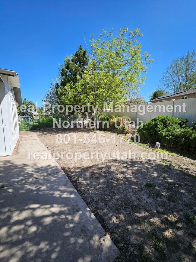 Building Photo - Lovely 5 Bedroom Home in Layton Available Now!