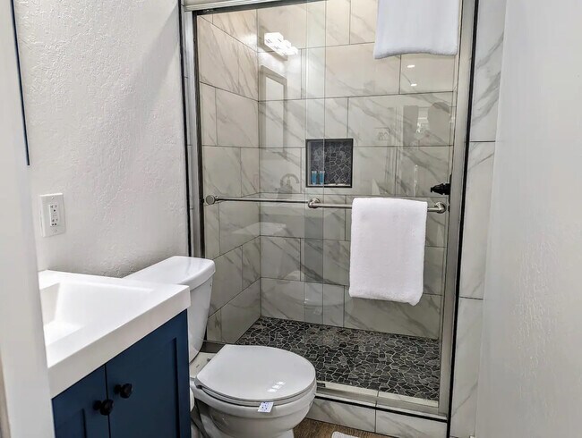 Unit F Bathroom - 347 Cottonwood Ct