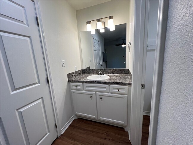 Building Photo - 1231 Sycamore Ave