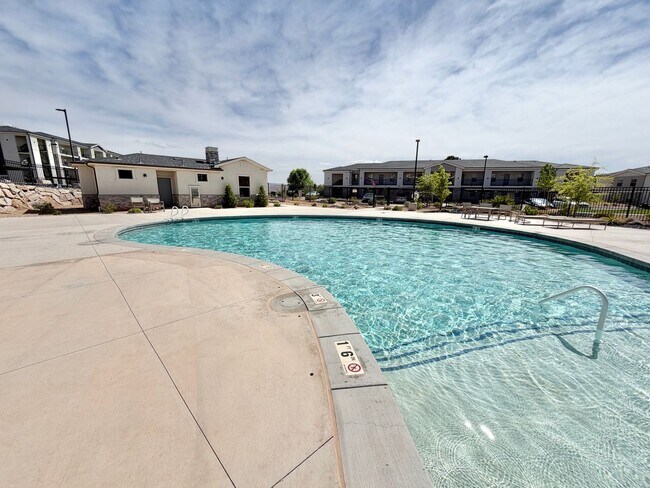 Building Photo - 2 Bed Lone Rock Condo!