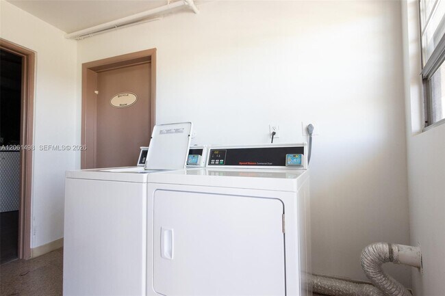 Building Photo - 3049 Wolverton C