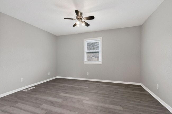 Building Photo - Gorgeous 3/2 townhome in Blue Springs!