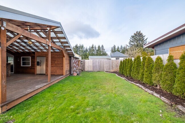 Building Photo - Charming 3-Bed 2 Bath Home with Spectacula...