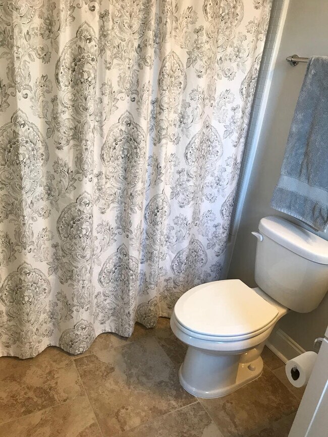 Building Photo - LARGE HOME WITH A POND LOT!