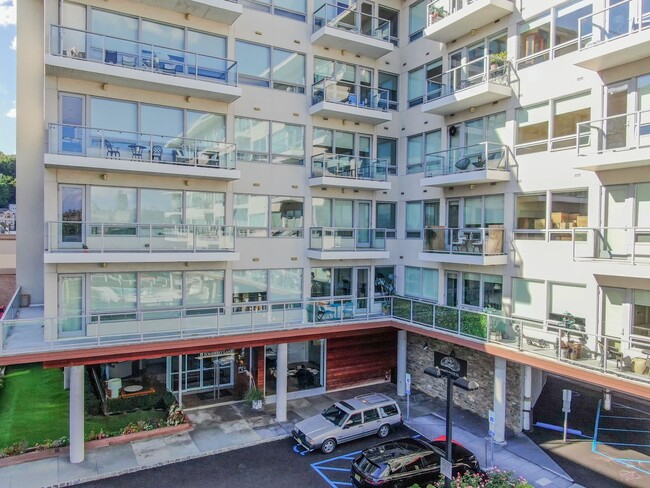 Building Photo - 1/Bedroom at Edgewater's top waterfront lo...