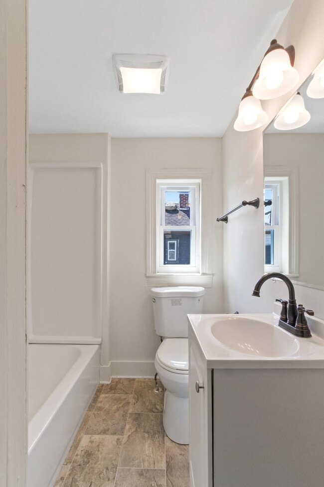 Building Photo - Cozy 3 Bedroom, 1.5 Bath Single Family Home!