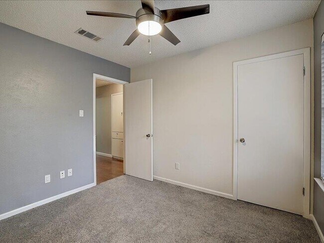 Building Photo - 10906 Meadgreen Ct