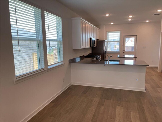 Building Photo - 173 Golden Bell Wy