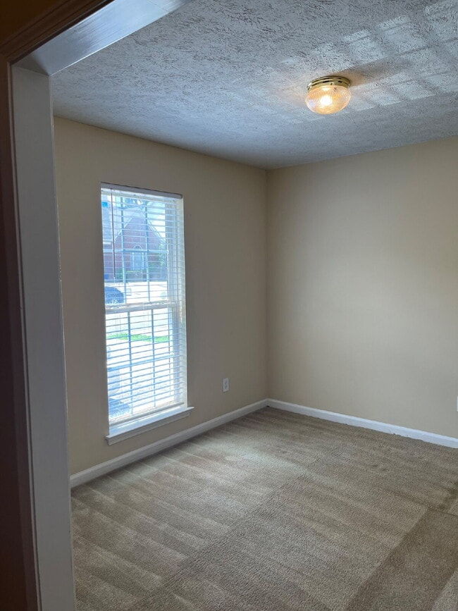 Building Photo - "Charming 2-Bedroom Townhouse with 2.5 Baths in Murfreesboro – Spacious 1,290 Sq Ft Living!"