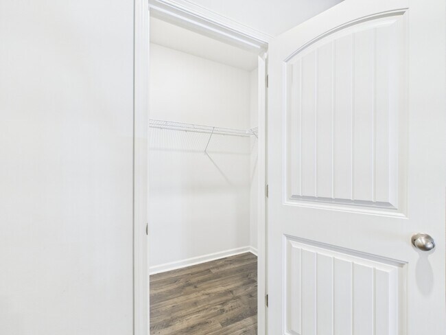 Building Photo - 3 Bed, 3.5 Bath, Finished Basement room, 2 car garage, walkable to Woodstock Middle and High scho...