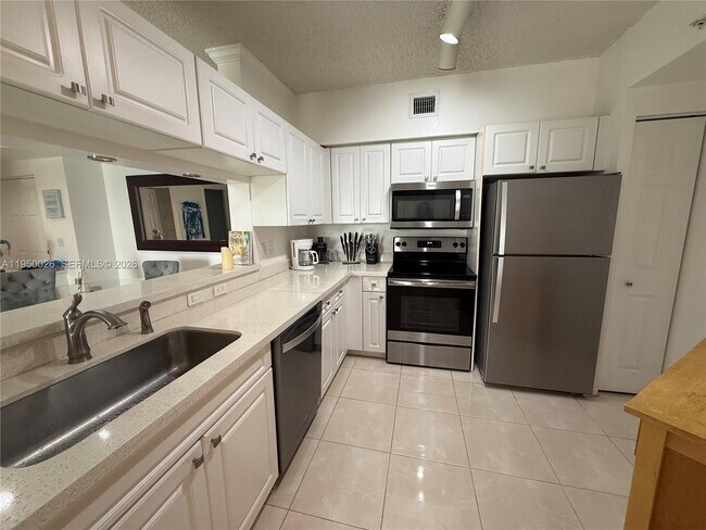 Building Photo - 17150 N Bay Rd