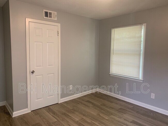 Building Photo - 1045 Enoch Dr