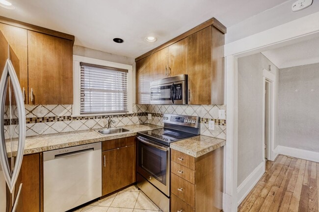 Building Photo - LOCATION LOCATION!! Beautiful 2-bed 1-bath duplex located in the highly desirable West Highlands ...