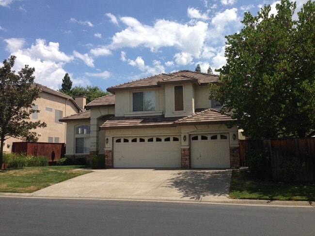Building Photo - Rare Find! 5 bedroom spacious family home in a gated community Roseville.