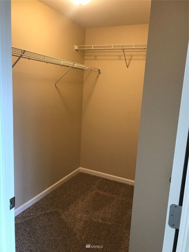 Building Photo - Conveniently Located Eastgate Home with Garage