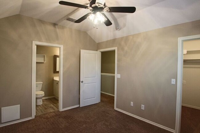 Building Photo - 2-Bedroom Townhouse for Rent in the Heart ...