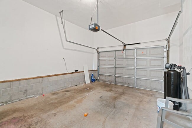 Building Photo - 4 Bed 2.5 Bath Home In Portsmouth