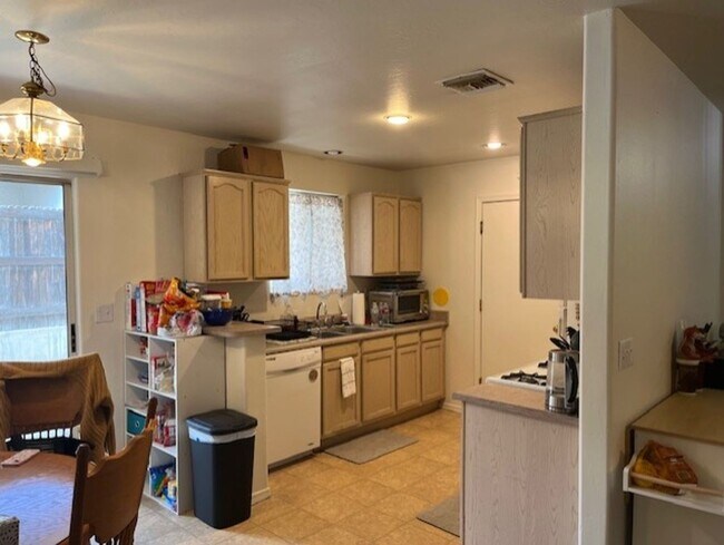 Building Photo - 6260 N Old McDonald Dr