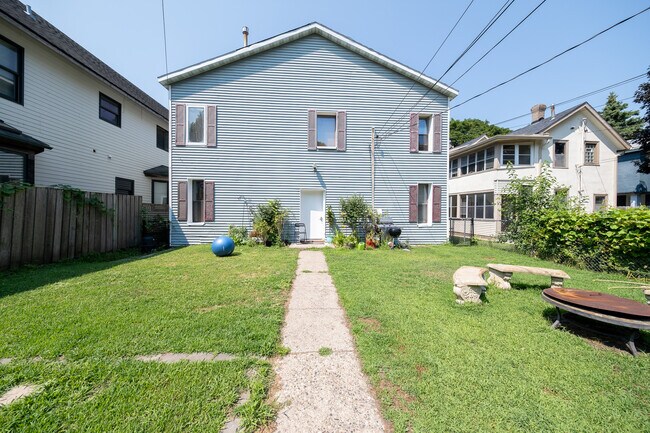 Building Photo - 1417 6th St NE