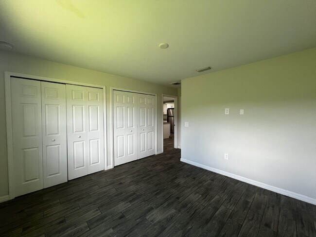 Building Photo - Haunt Your Dream Home: 3BR Duplex With Chi...