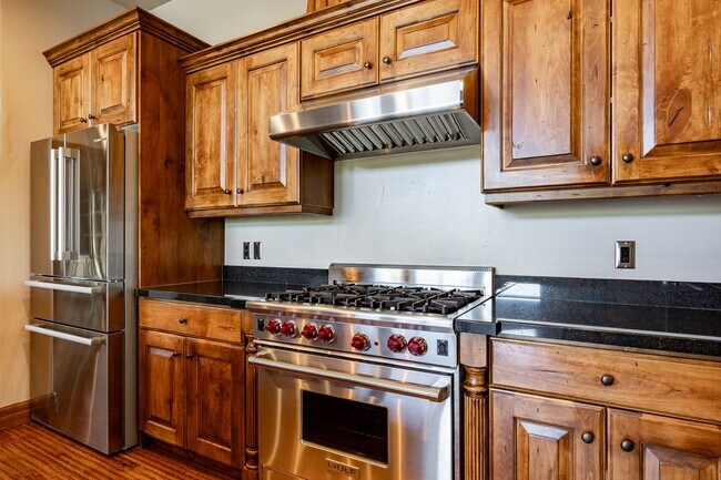 Building Photo - Luxury Mountain Retreat in Jeremy Ranch