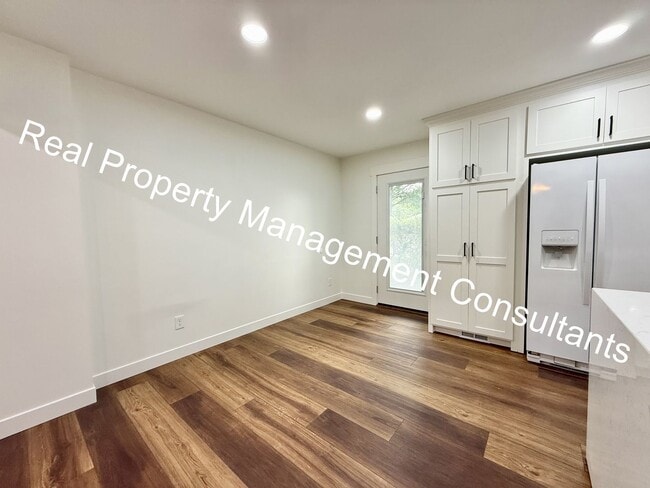 Building Photo - Spacious 4 Bedroom Home in Shawnee Mission!