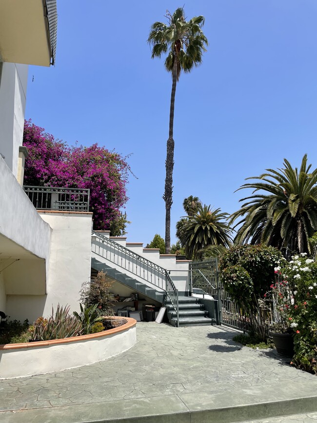 Building Photo - 9516 Lucerne Ave
