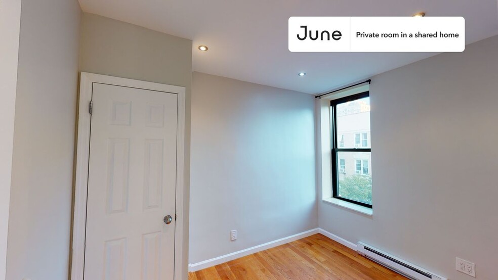 Building Photo - Private bedroom in 3 bed/2 bath Home