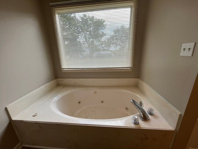 Building Photo - 440 Blue Lake Dr