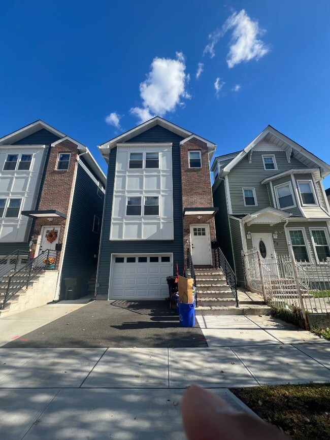 Building Photo - 90 Hollywood Ave