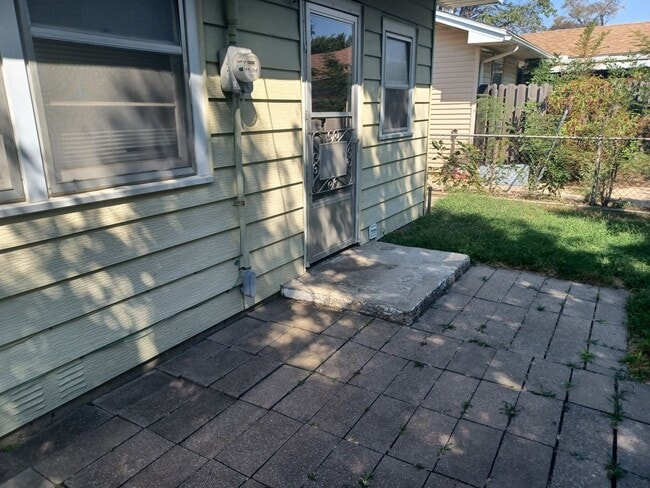 Building Photo - Spacious 3 bedroom / 1 bath home on South side