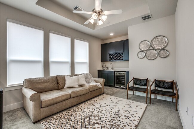 Building Photo - 7021 Royal View Dr