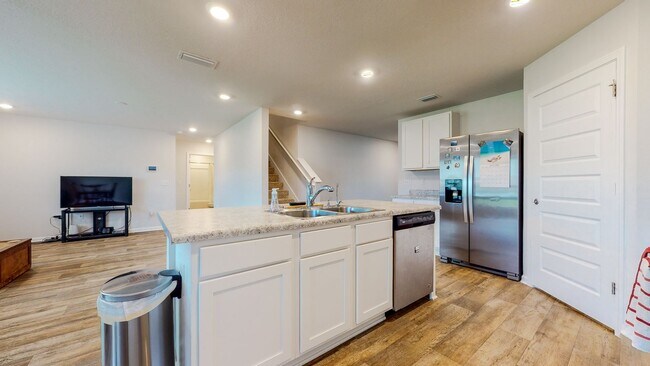 Building Photo - 5 Bedroom / 3 Bathroom Home  in Hammock Bay w/Fenced in Yard