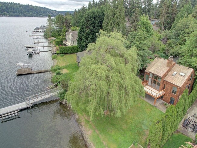 Building Photo - Must see AMAZING lake house!!!