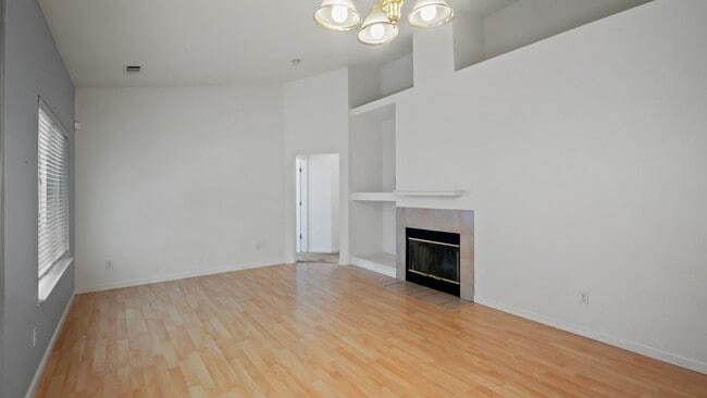 Building Photo - 3 bed 2 bath in Green Valley!