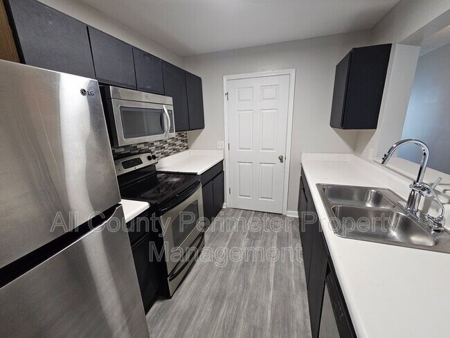 Building Photo - 2102 Fairington Ridge Cir