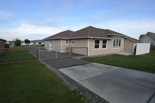 Building Photo - Modern & comfortable home in a country setting on 1 acre in Sequim