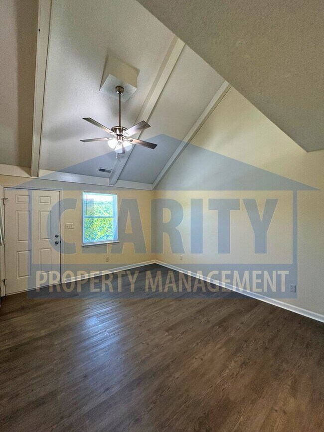 Building Photo - Two bedroom townhome w/ cathedral ceilings!