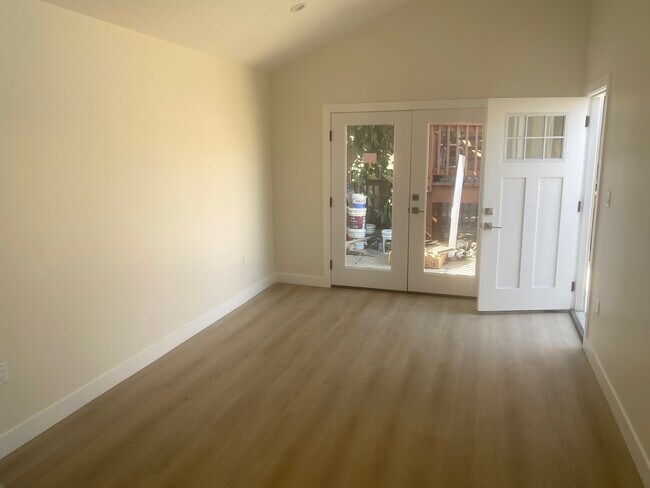 Building Photo - 2916 E 10th St